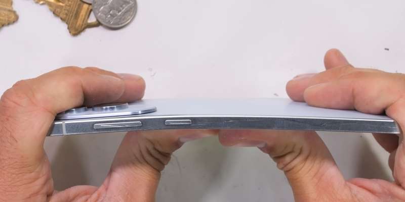 Сверхтонкий Galaxy S25 Edge проверили на прочность и попытались согнуть